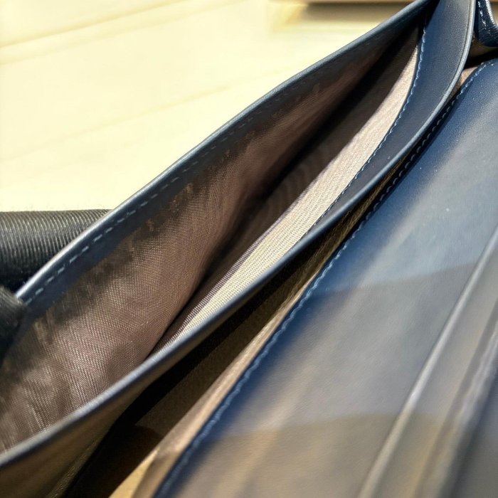 *SHIHNA名牌精品* BOTTEGA VENETA 羊皮對折長夾(深藍)-5