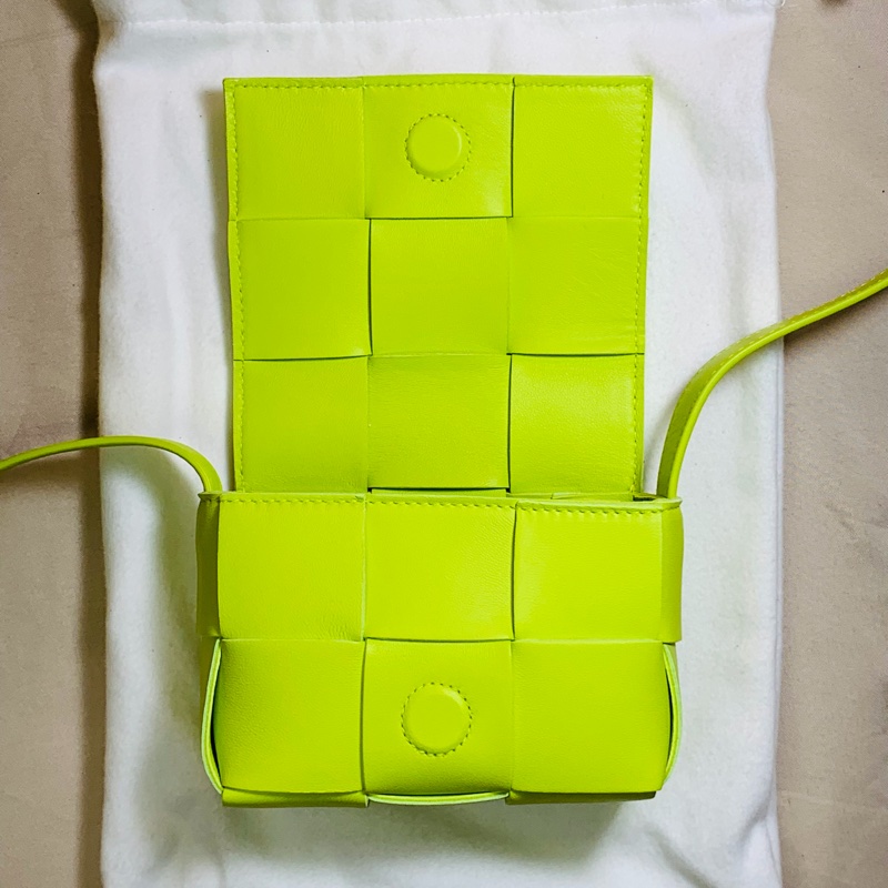 ‼️全台最甜 🎁全新閒置未使用BV Bottega Veneta Cassette mini 葆蝶家 小6格檸檬黃編織小廢包(肩背/斜背包)-2