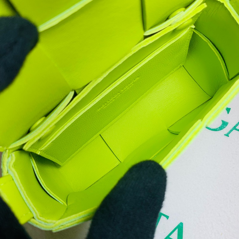 ‼️全台最甜 🎁全新閒置未使用BV Bottega Veneta Cassette mini 葆蝶家 小6格檸檬黃編織小廢包(肩背/斜背包)-4