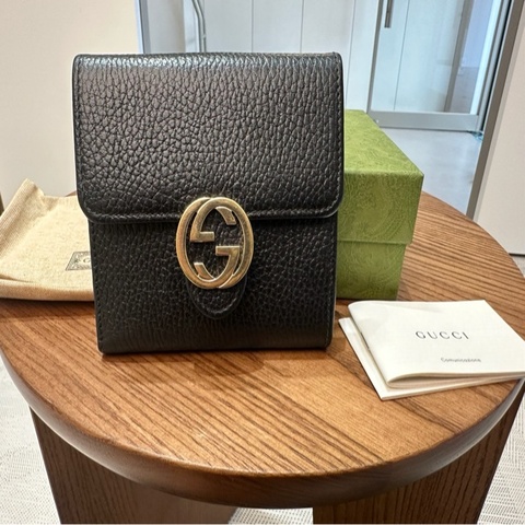 Gucci中夾