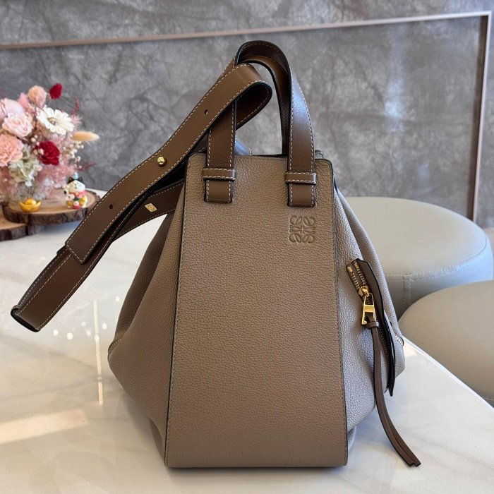 *SHIHNA名牌精品*LOEWE Hammock 吊床包雙色粒面小牛皮拉鍊側邊手提/肩背二用包-1