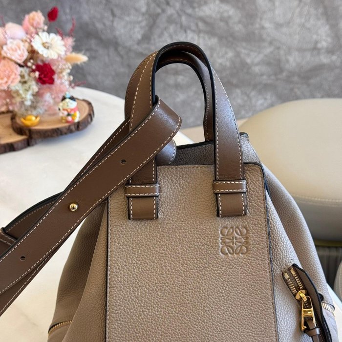 *SHIHNA名牌精品*LOEWE Hammock 吊床包雙色粒面小牛皮拉鍊側邊手提/肩背二用包-3