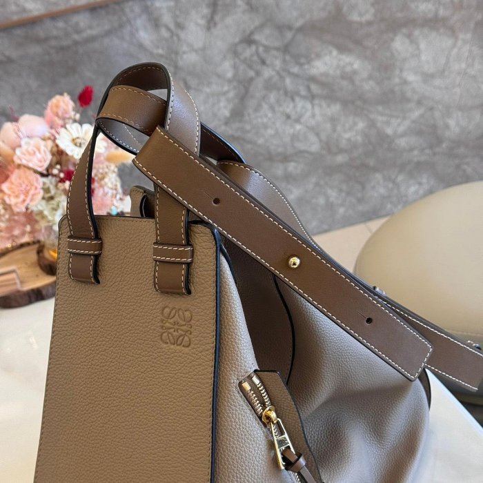 *SHIHNA名牌精品*LOEWE Hammock 吊床包雙色粒面小牛皮拉鍊側邊手提/肩背二用包-5