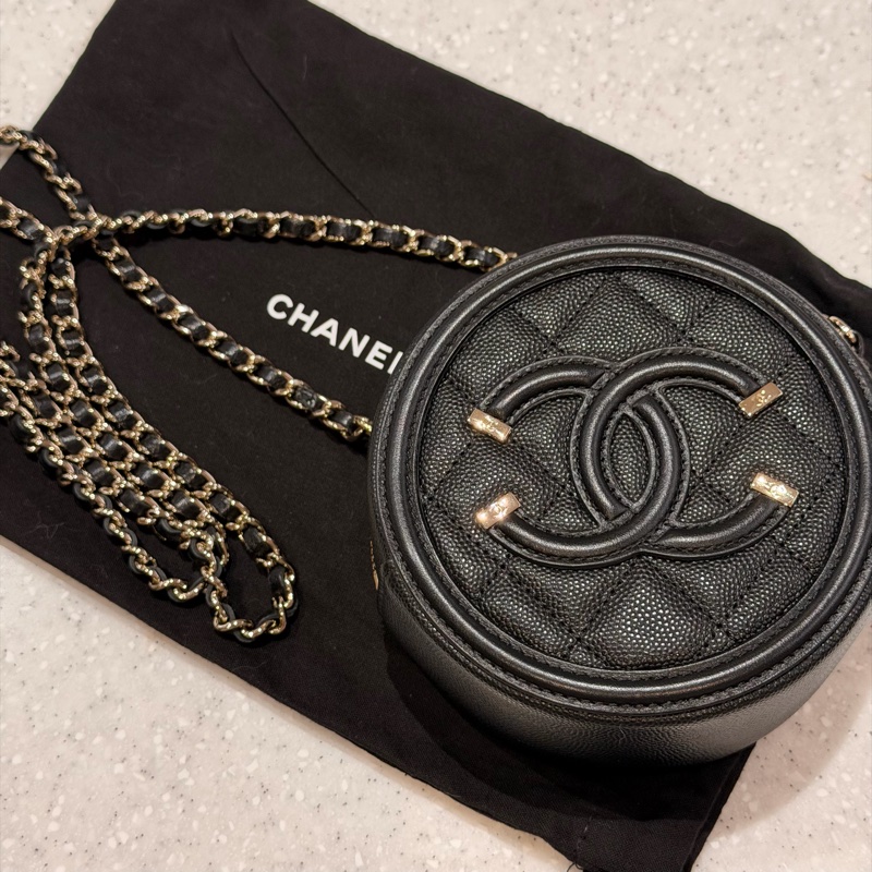 Chanel CC Filigree 黑色圓餅包-1