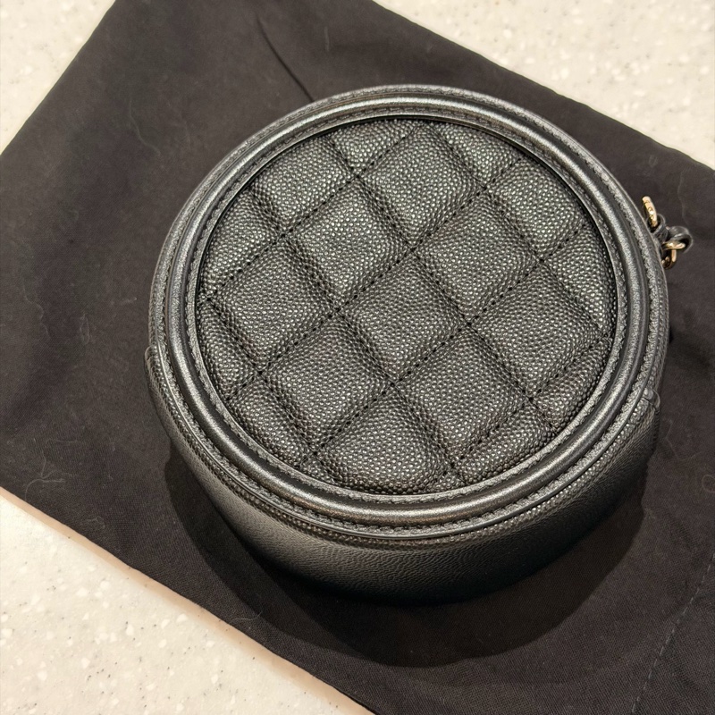 Chanel CC Filigree 黑色圓餅包-2