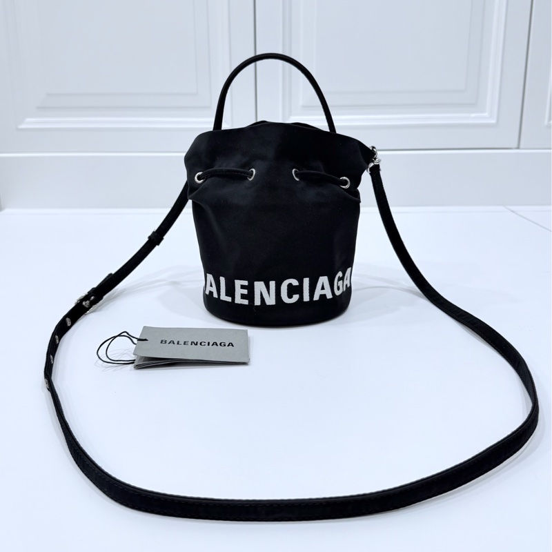 BALENCIAGA 巴黎世家 Wheel XS 字母 刺繡 尼龍 手提包 斜背包 水桶包 肩背包 側背包-0