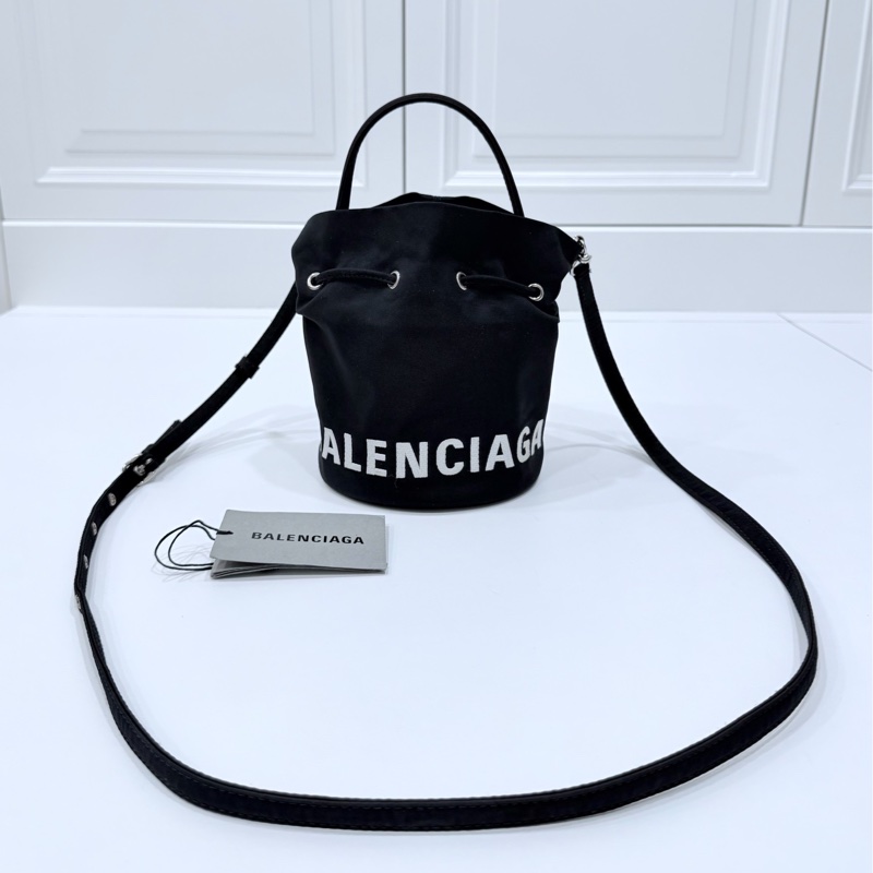 BALENCIAGA 巴黎世家 Wheel XS 字母 刺繡 尼龍 手提包 斜背包 水桶包 肩背包 側背包-10