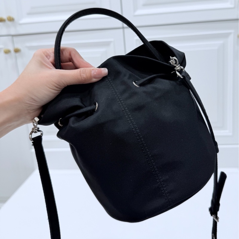 BALENCIAGA 巴黎世家 Wheel XS 字母 刺繡 尼龍 手提包 斜背包 水桶包 肩背包 側背包-14