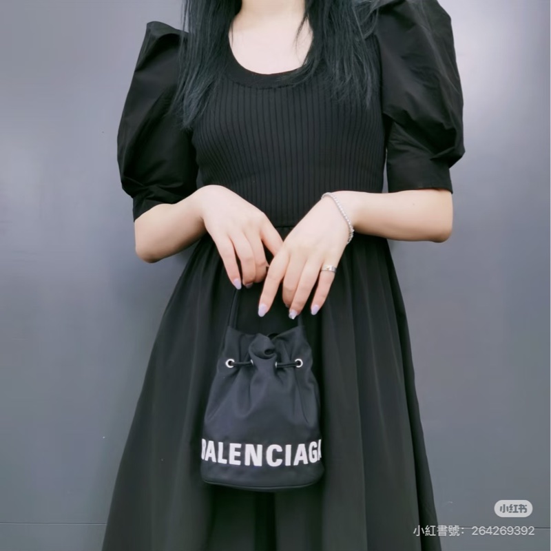 BALENCIAGA 巴黎世家 Wheel XS 字母 刺繡 尼龍 手提包 斜背包 水桶包 肩背包 側背包-24