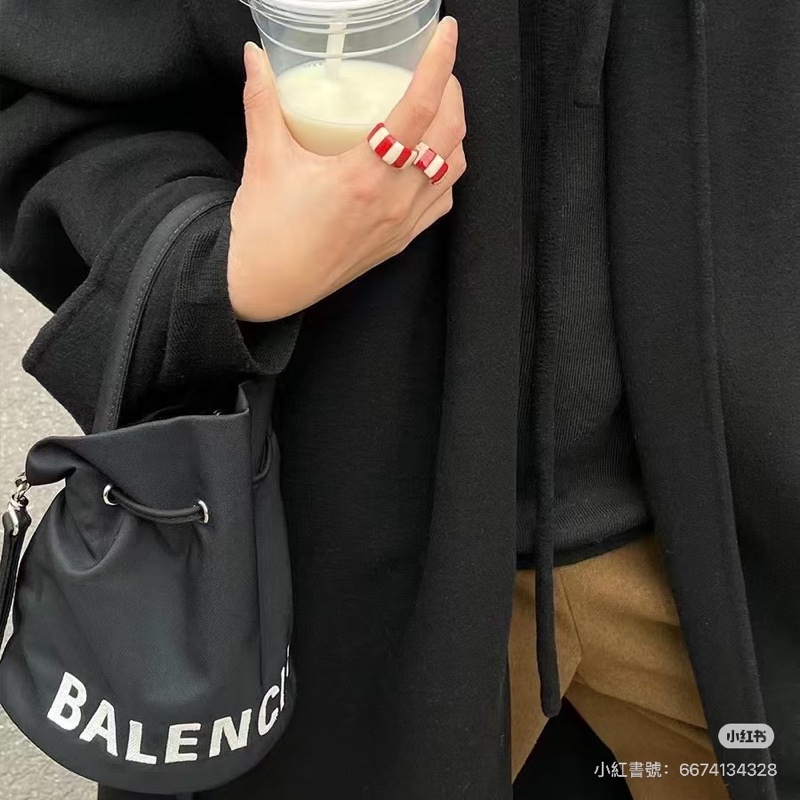 BALENCIAGA 巴黎世家 Wheel XS 字母 刺繡 尼龍 手提包 斜背包 水桶包 肩背包 側背包-25