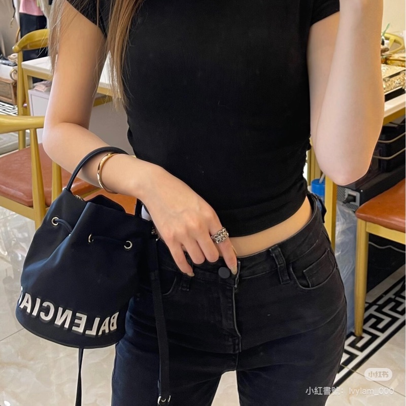 BALENCIAGA 巴黎世家 Wheel XS 字母 刺繡 尼龍 手提包 斜背包 水桶包 肩背包 側背包-29