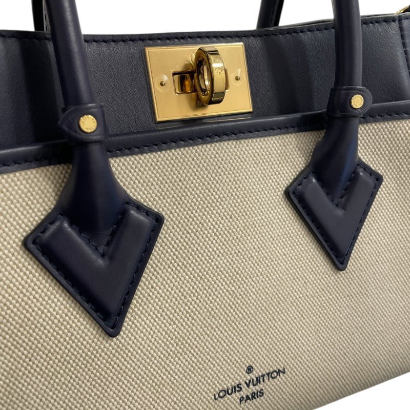 LOUIS VUITTON 路易威登 M22195 ON MY SIDE PM 帆布側背包 帆布/皮革 米色/深藍色 金釦-11