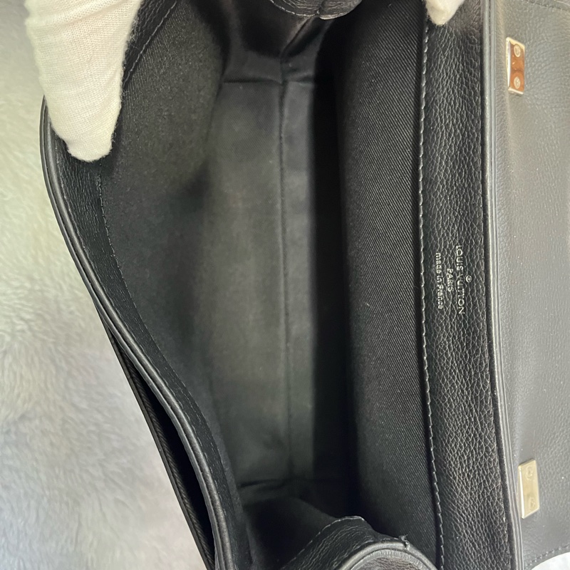 LV 黑色牛皮 Lockme II BB 單肩鏈包銀扣-16