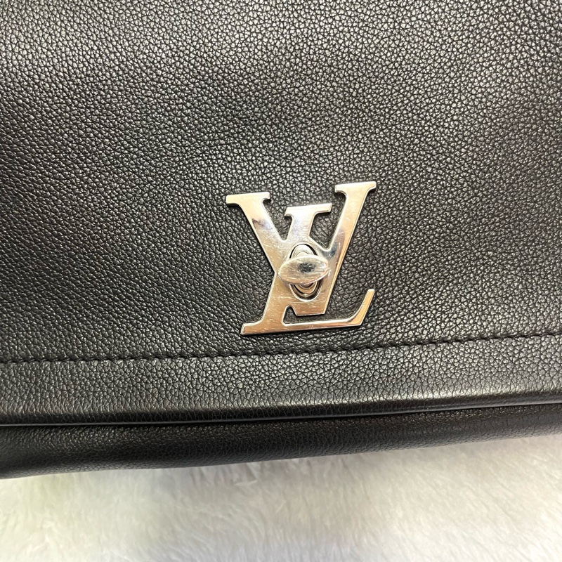 LV 黑色牛皮 Lockme II BB 單肩鏈包銀扣-26