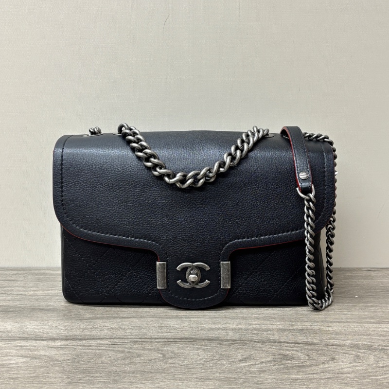 CHANEL 黑銀菱格紋肩背斜背郵差包727*17*9 98新配件塵袋-1