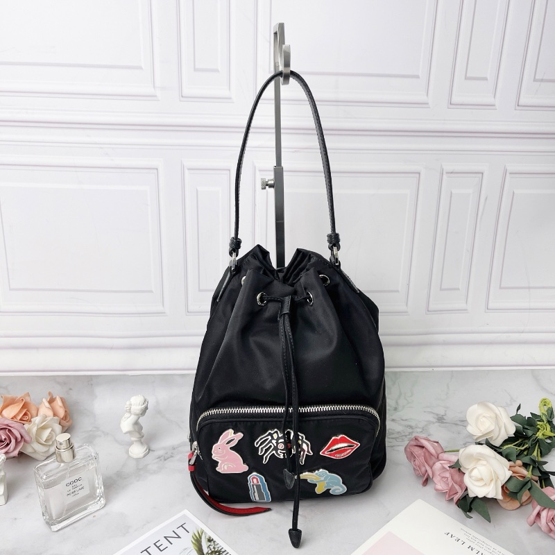 prada 限量款機器人黑色水桶包手提包20×25×12 98新配件塵袋-1