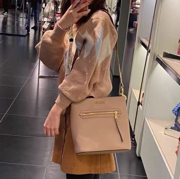 Miumiu魚藍色編織肩帶水桶包25*26*14 98新配件塵袋-0