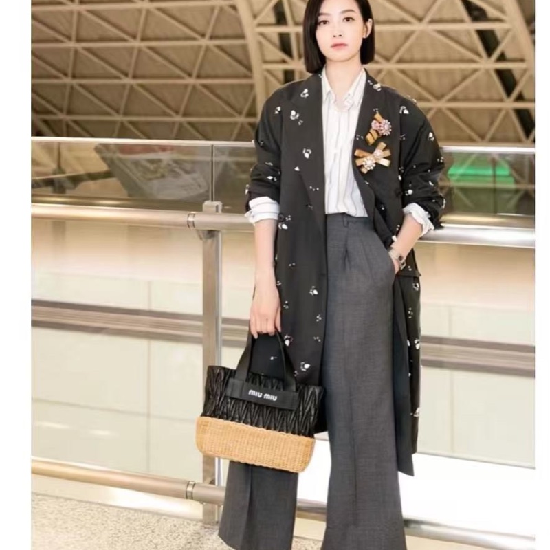 miumiu 黑色菜籃子牛皮拼接斜背手提包25×20×12 98新配件塵袋-0