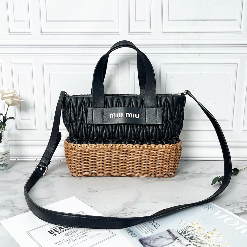 miumiu 黑色菜籃子牛皮拼接斜背手提包25×20×12 98新配件塵袋-1