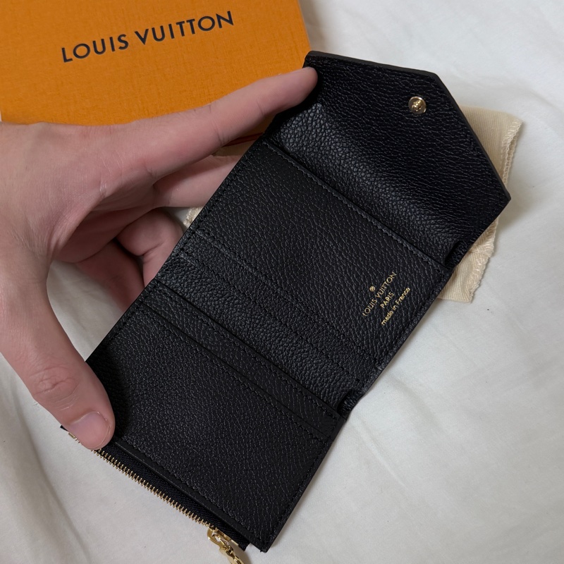 LV 全新短夾 Zoe-8