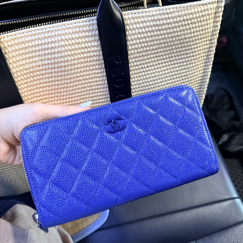 未使用的發財錢包✨就喜歡這種搭配💙香奈兒藍色荔枝牛皮 搭配 暗藍雙C釦💙chanel拉鏈長夾發財錢包-52