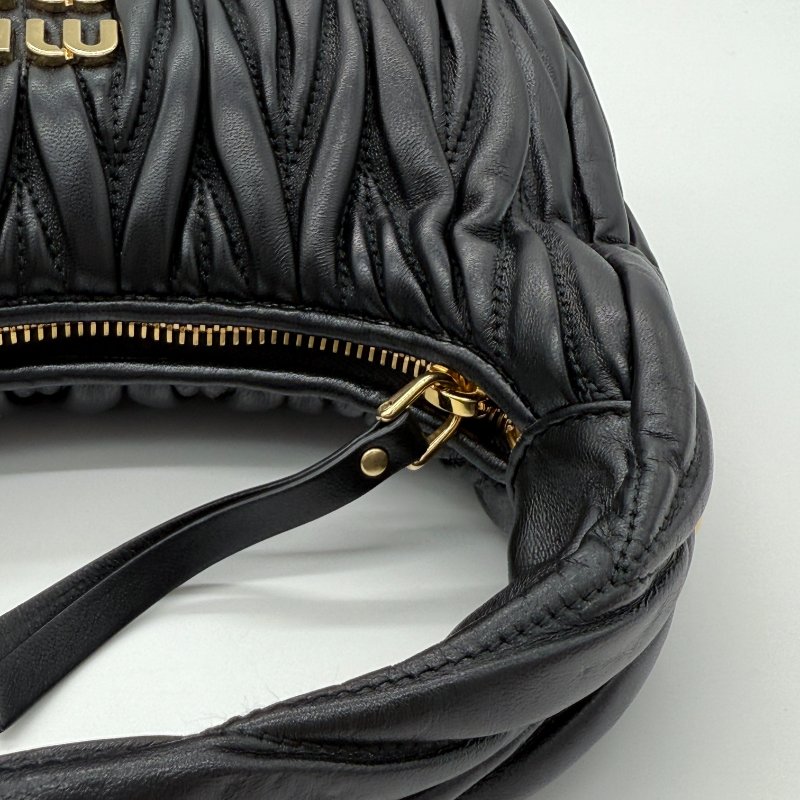 Miu Miu 繆繆 Wander Matelassé Hobo 黑色 羊皮 皺褶 肩背包 半月包 肩背包 (附背帶)-6