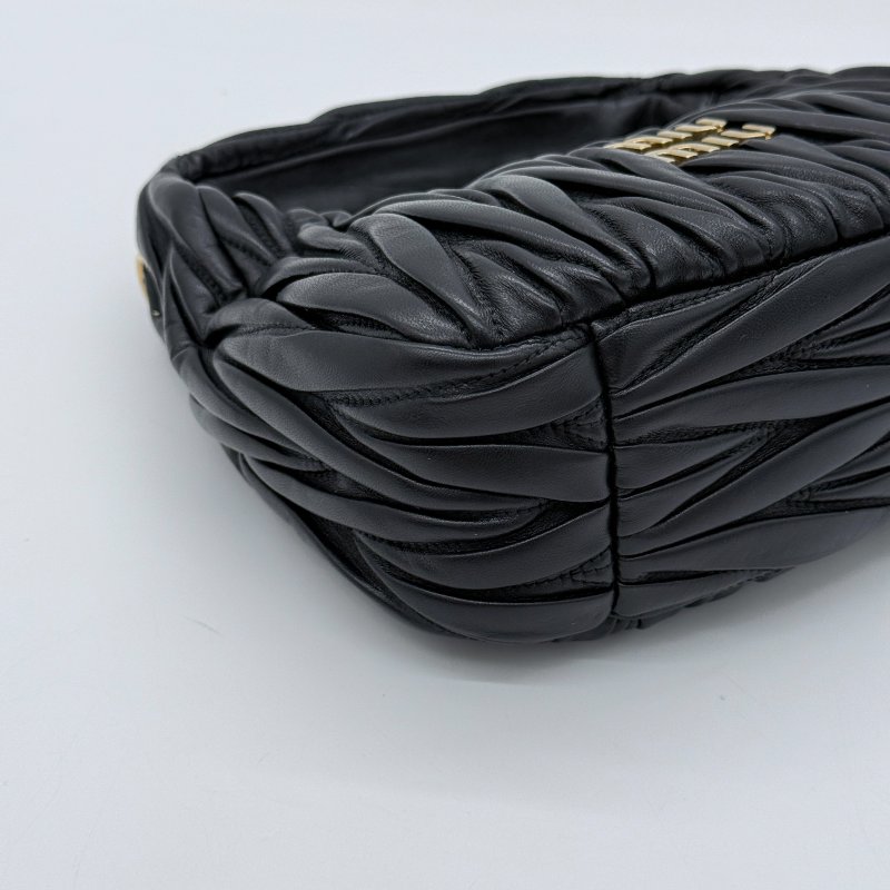 Miu Miu 繆繆 Wander Matelassé Hobo 黑色 羊皮 皺褶 肩背包 半月包 肩背包 (附背帶)-8