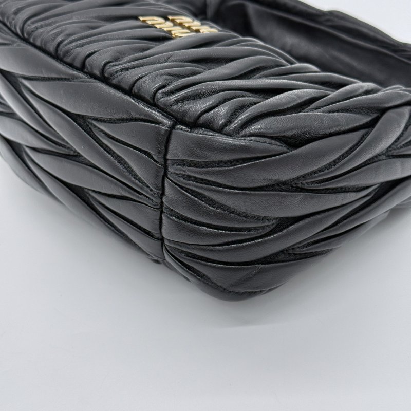 Miu Miu 繆繆 Wander Matelassé Hobo 黑色 羊皮 皺褶 肩背包 半月包 肩背包 (附背帶)-9