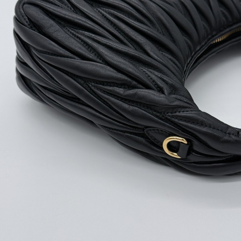 Miu Miu 繆繆 Wander Matelassé Hobo 黑色 羊皮 皺褶 肩背包 半月包 肩背包 (附背帶)-10
