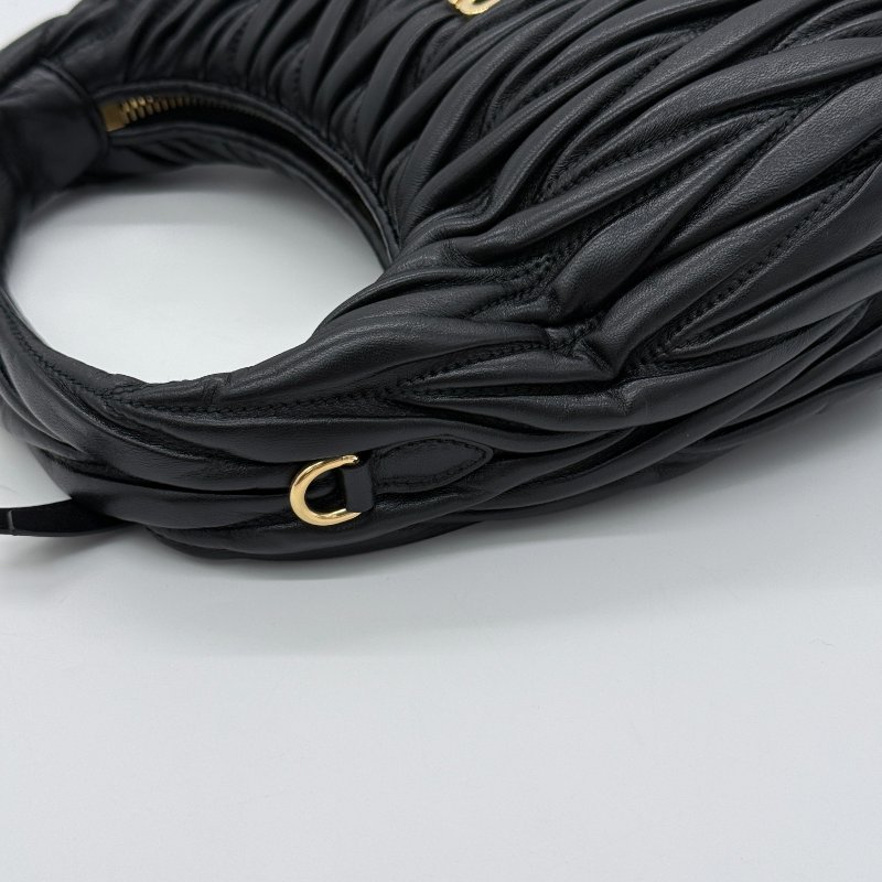 Miu Miu 繆繆 Wander Matelassé Hobo 黑色 羊皮 皺褶 肩背包 半月包 肩背包 (附背帶)-11