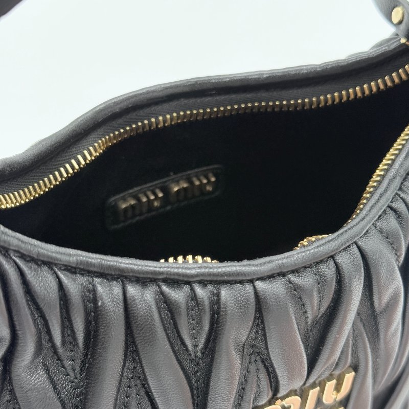 Miu Miu 繆繆 Wander Matelassé Hobo 黑色 羊皮 皺褶 肩背包 半月包 肩背包 (附背帶)-12