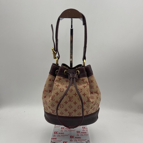 Lv樹莓紅丹寧牛仔小號水桶包，尺寸：17×18.5cm，可手提、腋下背 肩帶可調節 百搭實用 復古又休閒 輕便自重 抽繩設計方便開合