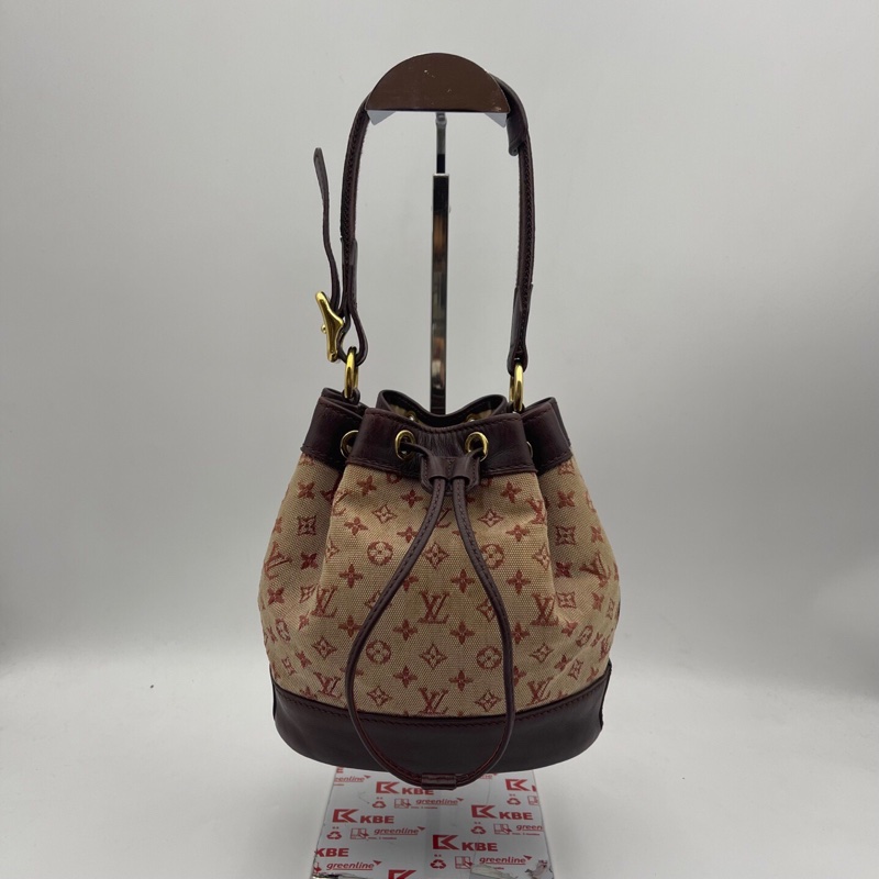 Lv樹莓紅丹寧牛仔小號水桶包，尺寸：17×18.5cm，可手提、腋下背 肩帶可調節 百搭實用 復古又休閒 輕便自重 抽繩設計方便開合-0