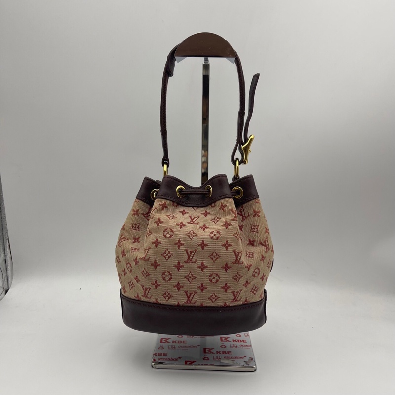 Lv樹莓紅丹寧牛仔小號水桶包，尺寸：17×18.5cm，可手提、腋下背 肩帶可調節 百搭實用 復古又休閒 輕便自重 抽繩設計方便開合-1