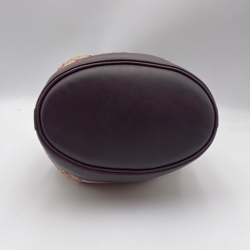 Lv樹莓紅丹寧牛仔小號水桶包，尺寸：17×18.5cm，可手提、腋下背 肩帶可調節 百搭實用 復古又休閒 輕便自重 抽繩設計方便開合-2