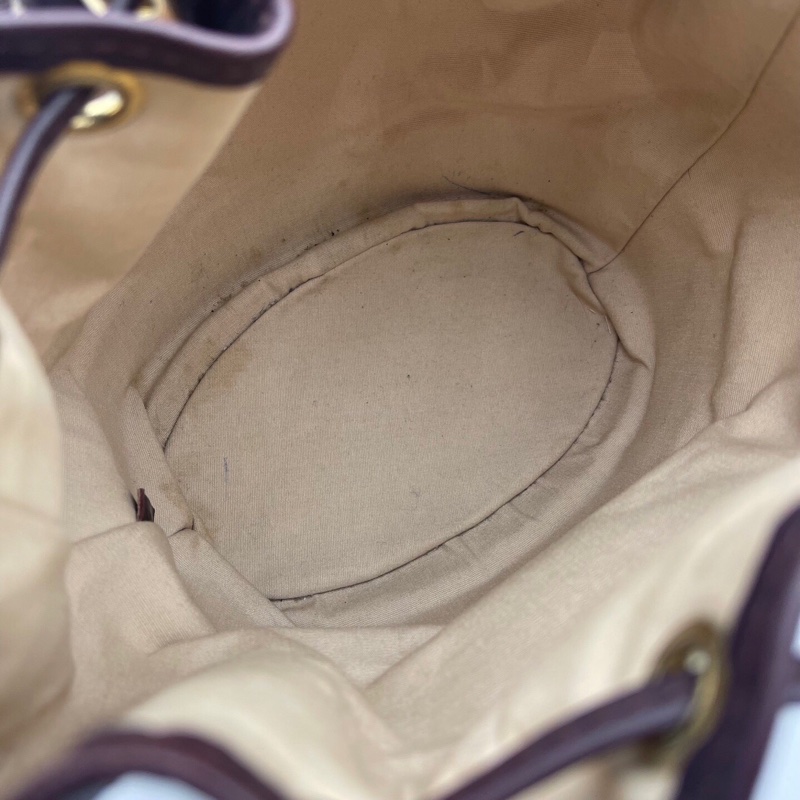 Lv樹莓紅丹寧牛仔小號水桶包，尺寸：17×18.5cm，可手提、腋下背 肩帶可調節 百搭實用 復古又休閒 輕便自重 抽繩設計方便開合-3