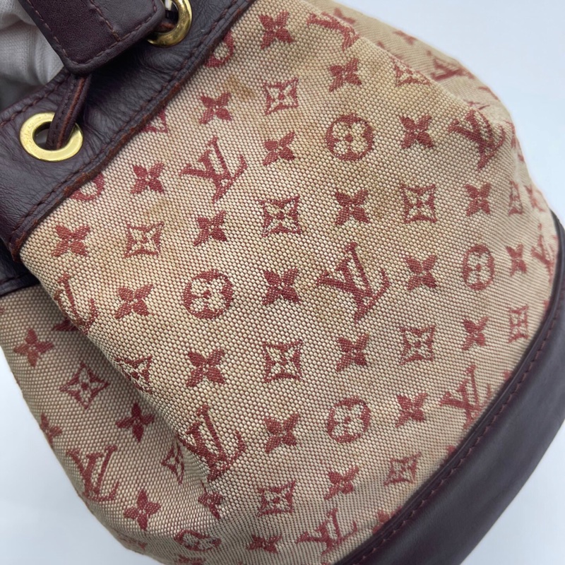 Lv樹莓紅丹寧牛仔小號水桶包，尺寸：17×18.5cm，可手提、腋下背 肩帶可調節 百搭實用 復古又休閒 輕便自重 抽繩設計方便開合-4