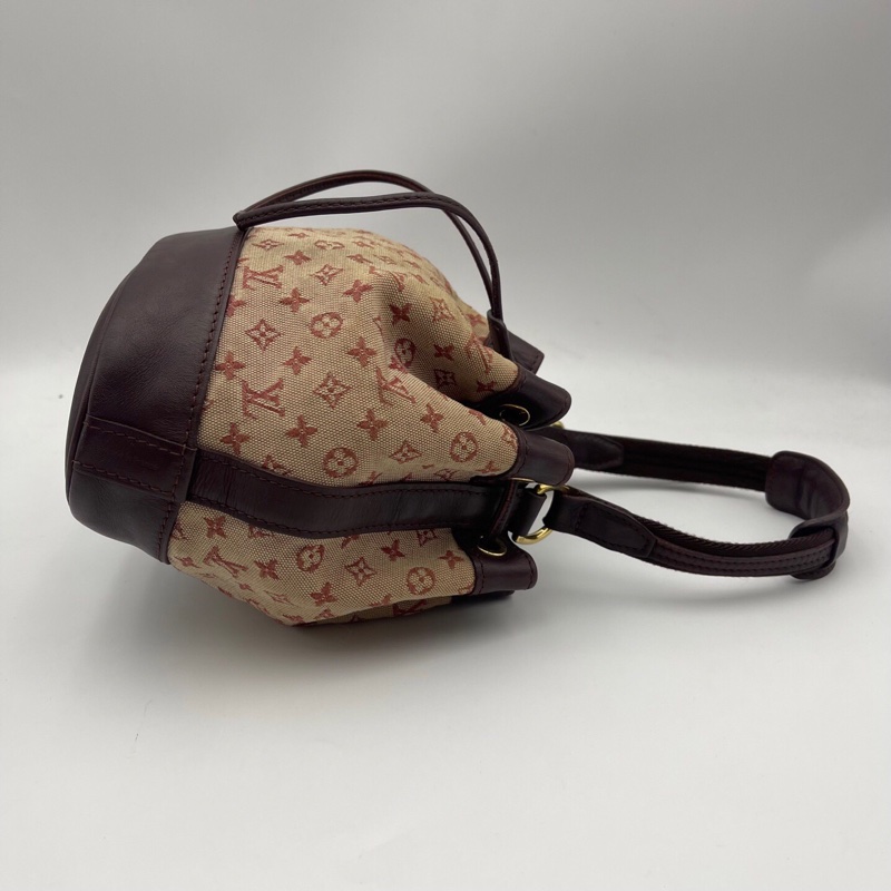 Lv樹莓紅丹寧牛仔小號水桶包，尺寸：17×18.5cm，可手提、腋下背 肩帶可調節 百搭實用 復古又休閒 輕便自重 抽繩設計方便開合-5