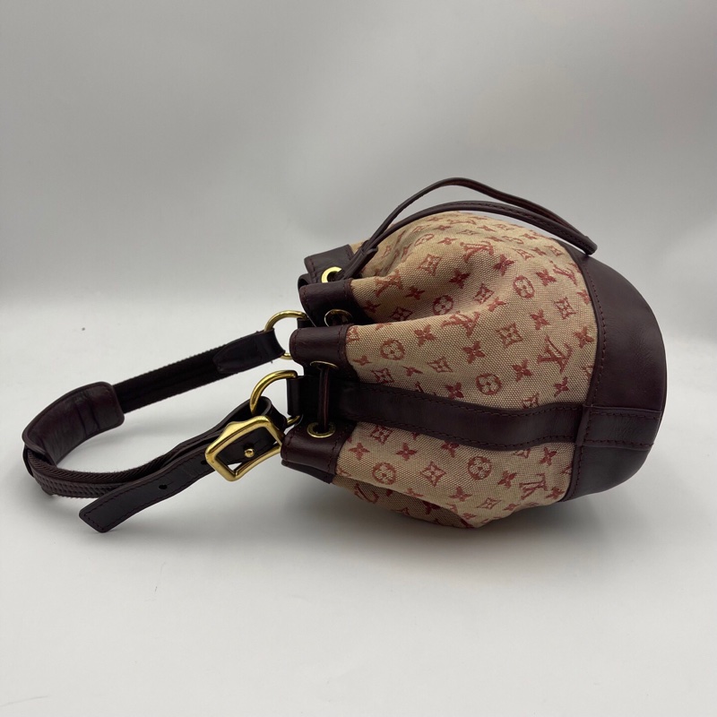 Lv樹莓紅丹寧牛仔小號水桶包，尺寸：17×18.5cm，可手提、腋下背 肩帶可調節 百搭實用 復古又休閒 輕便自重 抽繩設計方便開合-6