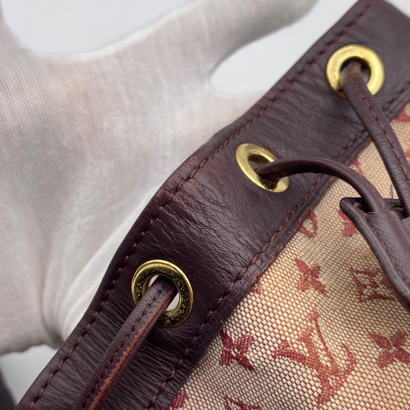 Lv樹莓紅丹寧牛仔小號水桶包，尺寸：17×18.5cm，可手提、腋下背 肩帶可調節 百搭實用 復古又休閒 輕便自重 抽繩設計方便開合-7