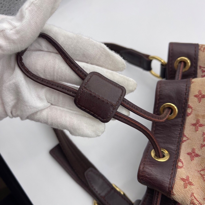 Lv樹莓紅丹寧牛仔小號水桶包，尺寸：17×18.5cm，可手提、腋下背 肩帶可調節 百搭實用 復古又休閒 輕便自重 抽繩設計方便開合-8