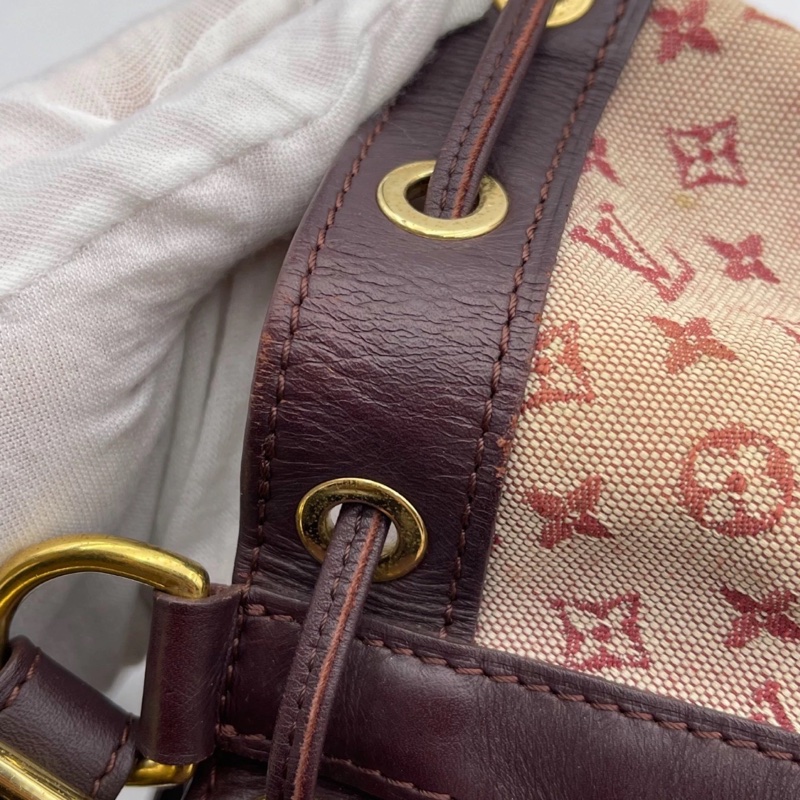 Lv樹莓紅丹寧牛仔小號水桶包，尺寸：17×18.5cm，可手提、腋下背 肩帶可調節 百搭實用 復古又休閒 輕便自重 抽繩設計方便開合-12