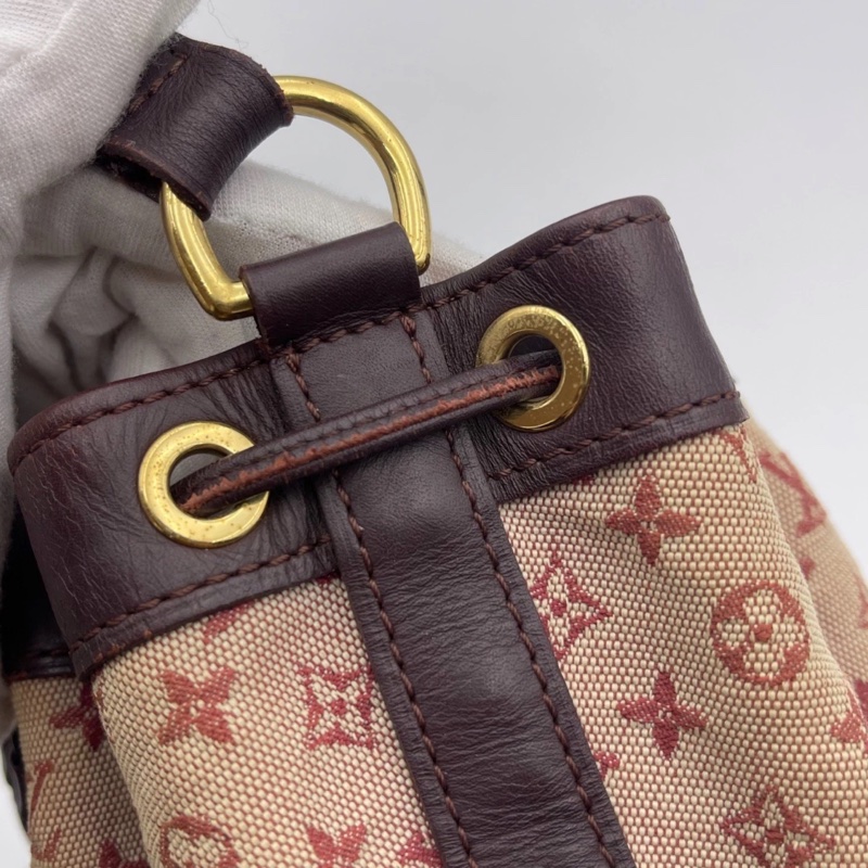 Lv樹莓紅丹寧牛仔小號水桶包，尺寸：17×18.5cm，可手提、腋下背 肩帶可調節 百搭實用 復古又休閒 輕便自重 抽繩設計方便開合-15