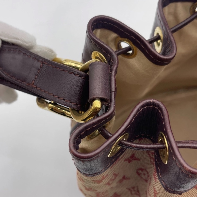 Lv樹莓紅丹寧牛仔小號水桶包，尺寸：17×18.5cm，可手提、腋下背 肩帶可調節 百搭實用 復古又休閒 輕便自重 抽繩設計方便開合-16