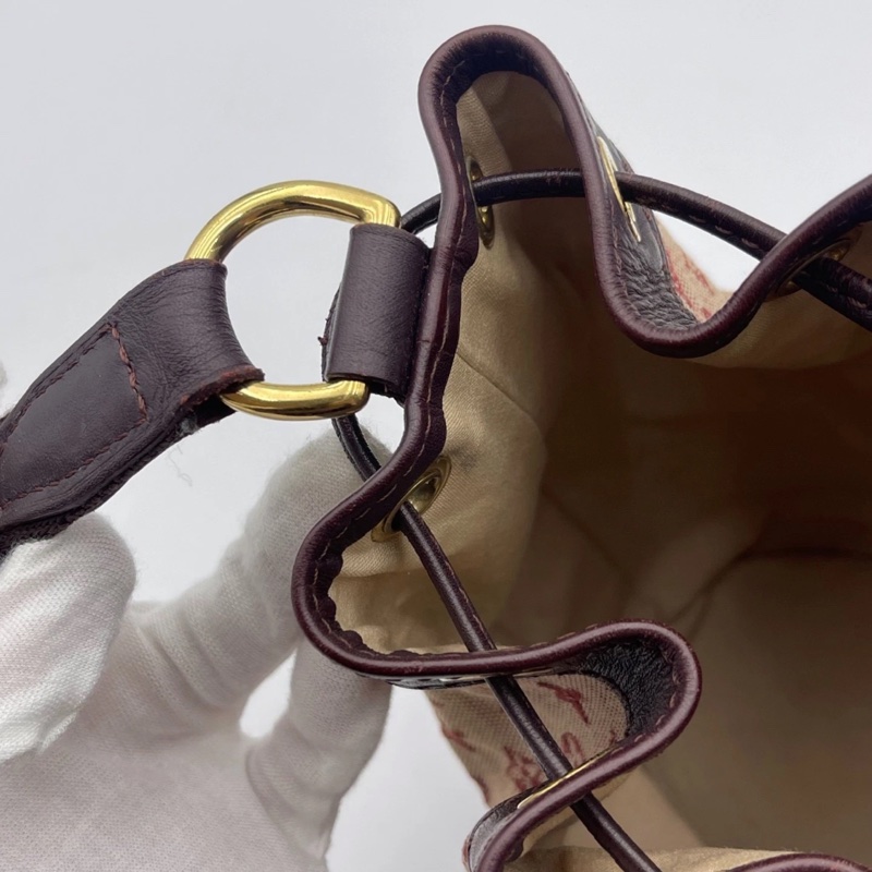 Lv樹莓紅丹寧牛仔小號水桶包，尺寸：17×18.5cm，可手提、腋下背 肩帶可調節 百搭實用 復古又休閒 輕便自重 抽繩設計方便開合-17