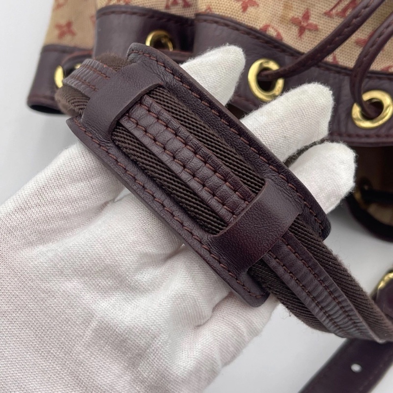 Lv樹莓紅丹寧牛仔小號水桶包，尺寸：17×18.5cm，可手提、腋下背 肩帶可調節 百搭實用 復古又休閒 輕便自重 抽繩設計方便開合-18