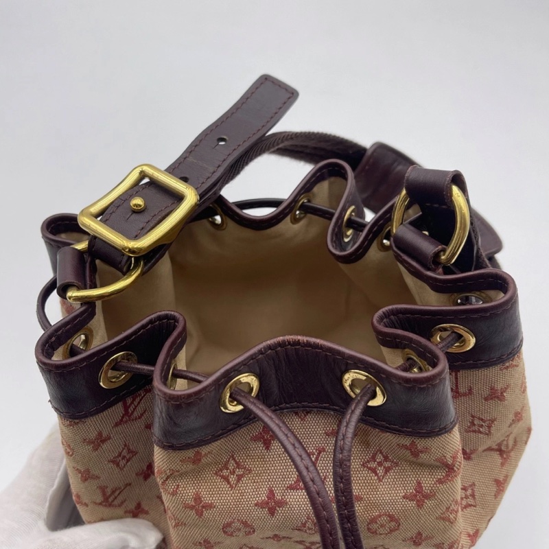 Lv樹莓紅丹寧牛仔小號水桶包，尺寸：17×18.5cm，可手提、腋下背 肩帶可調節 百搭實用 復古又休閒 輕便自重 抽繩設計方便開合-19