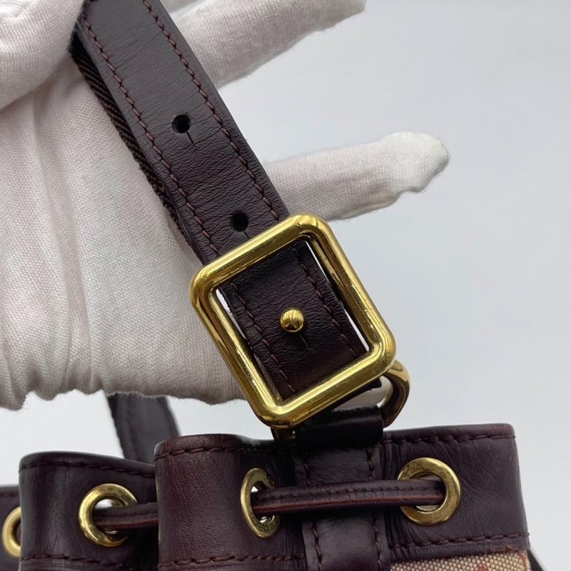 Lv樹莓紅丹寧牛仔小號水桶包，尺寸：17×18.5cm，可手提、腋下背 肩帶可調節 百搭實用 復古又休閒 輕便自重 抽繩設計方便開合-20