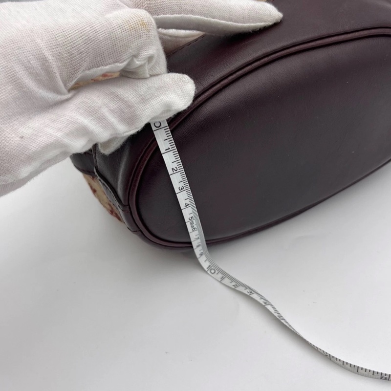 Lv樹莓紅丹寧牛仔小號水桶包，尺寸：17×18.5cm，可手提、腋下背 肩帶可調節 百搭實用 復古又休閒 輕便自重 抽繩設計方便開合-21