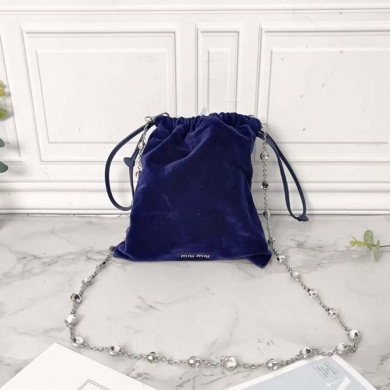 Miu Miu 天鵝絨寶石水晶鏈條包抽繩斜背包21×21 98新配件塵袋保卡-5